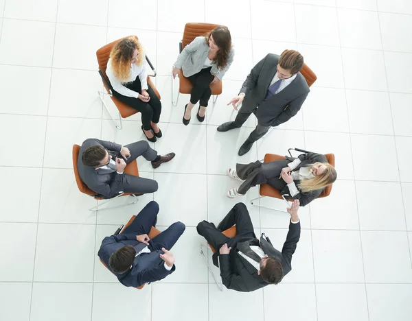 Blick von oben auf das Business-Team, das neue Ideen diskutiert. — Stockfoto
