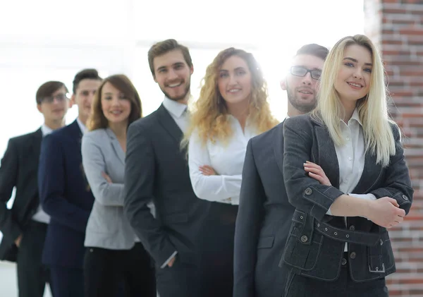 Grupo de jovens empresários de pé em uma fileira . — Fotografia de Stock