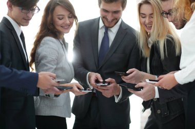 Yakın işadamı ve akıllı telefon kullanan kadın