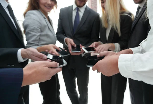 İş dünyasının gençlerinin elinde akıllı telefonların yakın plan görüntüleri. — Stok fotoğraf