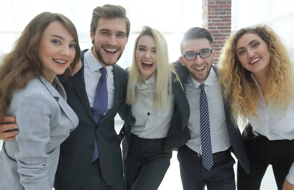 Primer plano. Equipo de negocios feliz mirando a la cámara — Foto de Stock