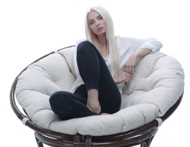 Kanepede rahat bir şekilde oturan güzel bir genç kadın.