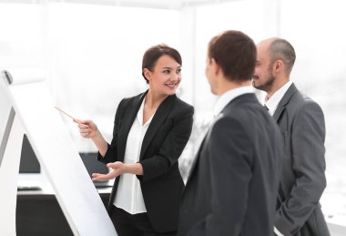 iş kadını iş takım bilgileri flipchart üzerinde gösterilen