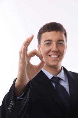 İyi jest ile mutlu gülümseyen genç iş adamı,