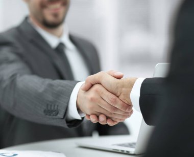 portre .handshake iş ortakları masanın üstünde