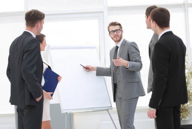 Koç iş takım için iş eğitimi yürütmektedir