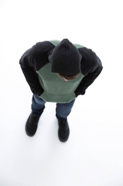 Yukarıdan görüntüleyin. Hipster aşağı bakıyor bir kukuleta ile ceket