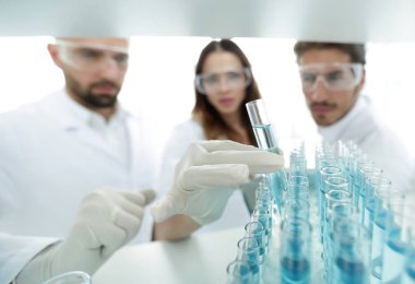 arka plan görüntüsü sıvı cam tüp içinde eğitim bilim adamları bir grup olduğunu.