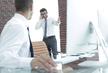 smartphone üzerinde konuşmaya çalışan