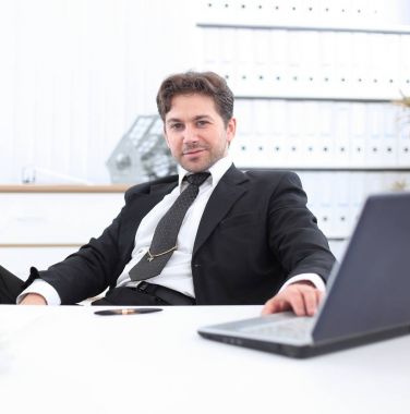 Masa başında oturan bir üst düzey yönetici closeup