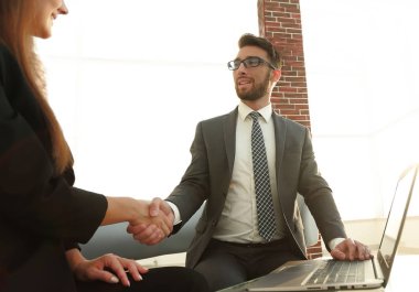 İyi bir anlaşma sonra başarılı işadamları el sıkışma.