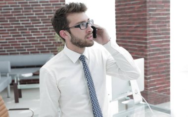 Telefonda bir müşteri Yöneticisi