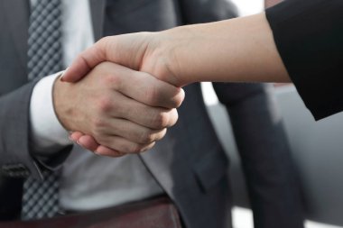 İş adamı ortağıyla anlaşma yapmak için el sıkışıyor.