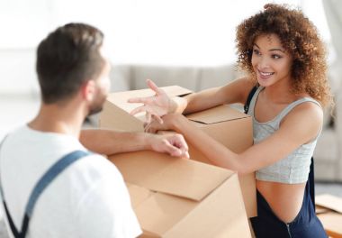 Karı koca yeni bir eve taşıdıktan görüşüyorlar.