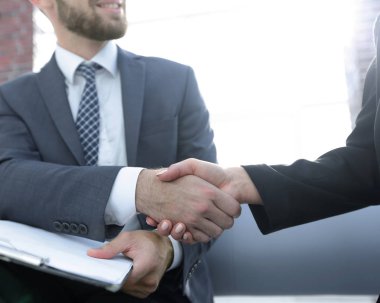 İki iş adamının el sıkışması.