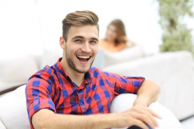 İleriye bakan mutlu genç adamın yakın çekimi.,