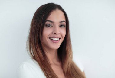 Beyaz arka planda güzel bir esmerin portresi