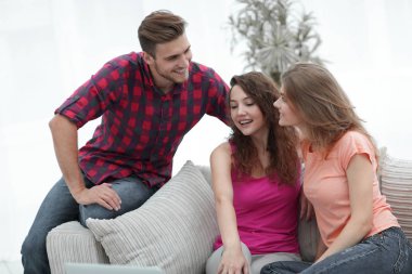 oturma odasında kanepede oturan öğrencilerin grup.