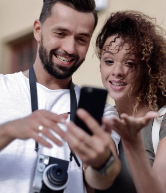 Seyahat sırasında şehirde duran çift..