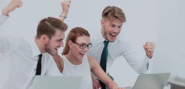 İş ekibi zaferi kollarını kaldırarak kutluyor.