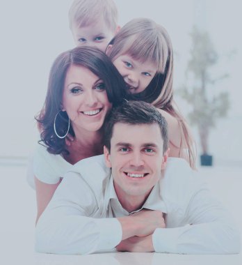 gülümseyerek mutlu bir aile