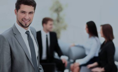 İş ekibi planlarını tartışıyor.