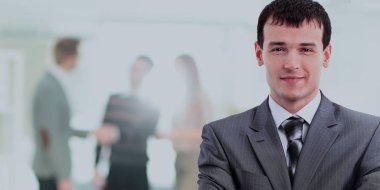 ofisinde memnuniyeti ile kameraya bakarak mutlu olgun iş adamı