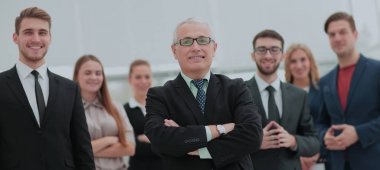 Mutlu başarılı iş adamları ofisinde bir toplantıda grup