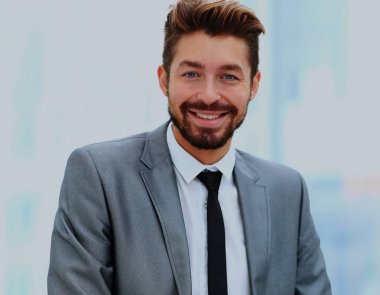 İş adamı kameraya bakıyor.