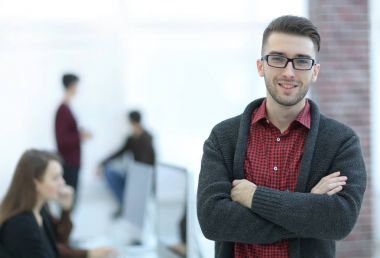 Bulanık arka plan ofisindeki iş kadını