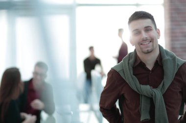 office arka plan üzerinde yaratıcı iş adamı