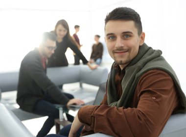 Modern adam arka planda ofis.