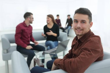 İşletme takımının arka planında çalışan