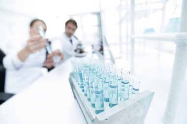 Arka planda biyolojik laboratuvar çalışanı