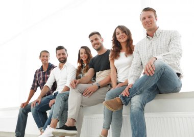 bekleme odasında sandalyelere oturan genç yaratıcı insanlar