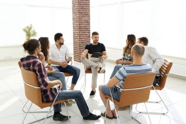 fikirleri tartışmak iş takım