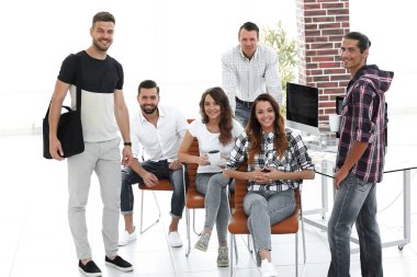bir çalışma alanı'ndaki bir yaratıcı ekip portresi
