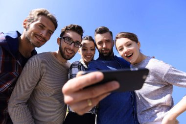 Bir grup genç selfie çekiyor..
