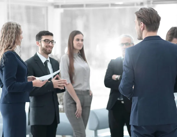 Imagen es borrosa. El Gerente hace un informe al equipo de negocios . — Foto de Stock