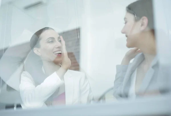 Hinter dem glass.business-Team ist der Gewinner. Start-up — Stockfoto