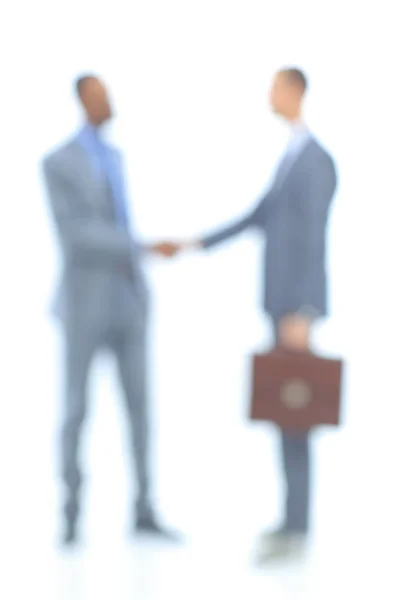 Hämärät liikemiehet. Kahden liikemiehen kättely . — kuvapankkivalokuva