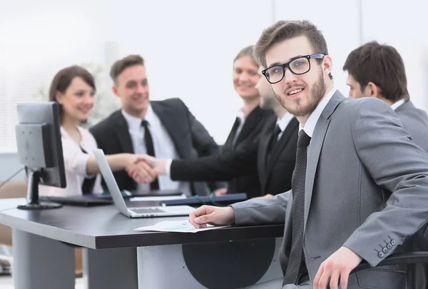 Handshake affärspartners med chefen i förgrunden — Stockfoto