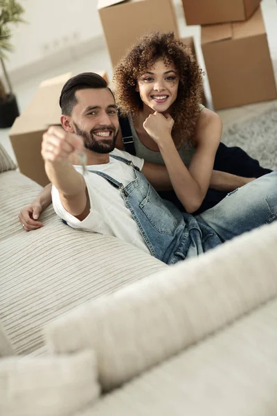 Jeune couple tenant la clé d'un nouvel appartement — Photo