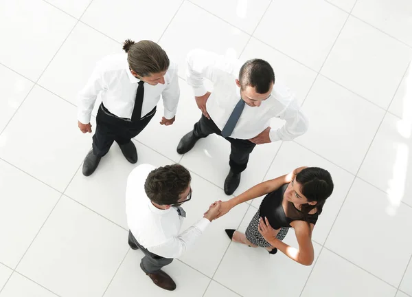 Vista dalla top.welcome colleghi che si stringono la mano in ufficio — Foto Stock