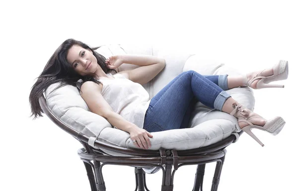 Moderna giovane donna rilassante in una sedia morbida rotonda accogliente . — Foto Stock