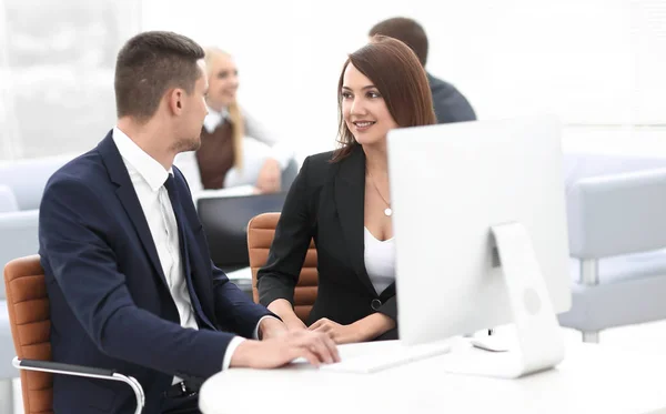 Employés assis derrière un bureau dans le bureau — Photo