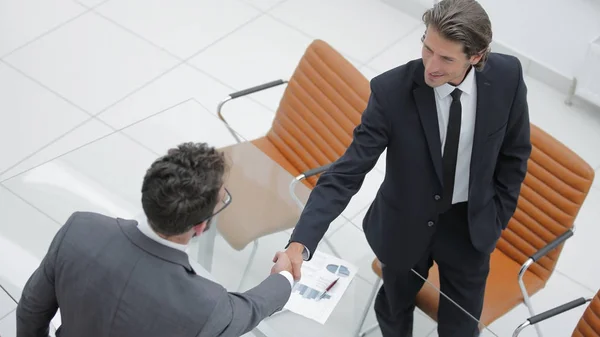 Närbild. Handshake finansiella partner — Stockfoto