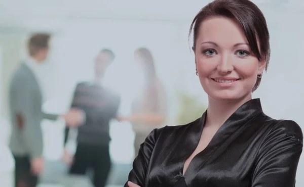 Retrato de uma mulher de negócios que parece feliz e sorridente — Fotografia de Stock