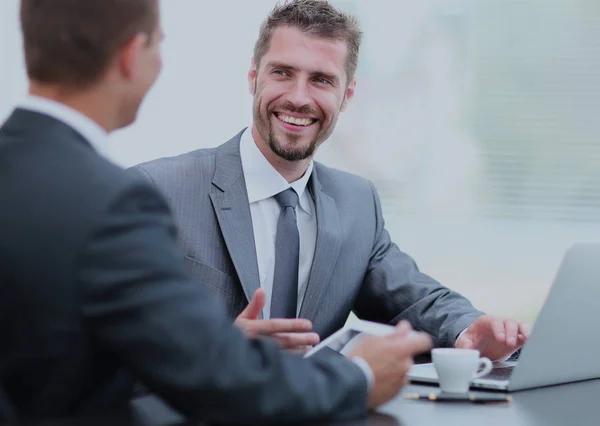 Negociaciones comerciales. Dos colegas hablando en la oficina . — Foto de Stock