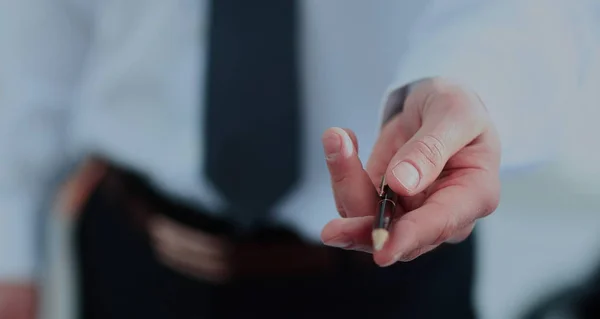 Бізнесмен дає ручку для вашого підпису на кишені — стокове фото